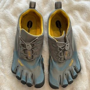 Vibrant five fingers athletic shoes